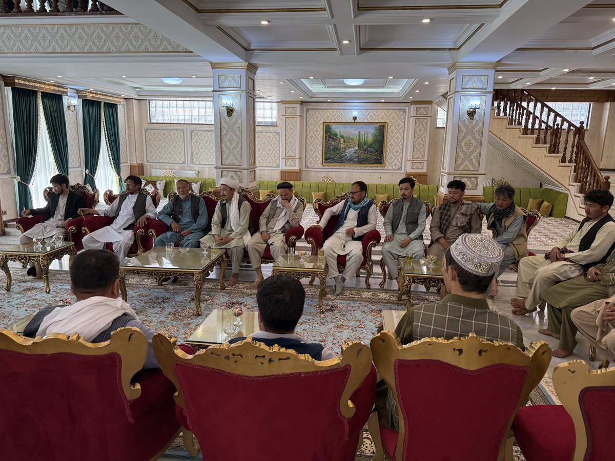 _nation_party's tweet photo. در یک ماه اخیر شکایات مردم از عملکرد برخی وکلای گذر در نواحی مختلف شهری مخصوصا نواحی ششم و سیزدهم کابل افزایش یافته است.
   در دیدار امروز جمعی از نمایندگان مردم با محترم دکتر مهدوی و نیز در ملاقاتهای انجام‌ شده طی یک ماه گذشته، بسیاری از مراجعین در کنار طرح سایر مشکلات، از دریافت مبالغ اضافی و در برخی موارد باجگیری از سوی شماری از وکلای گذر برای تأیید تذکره، دفترچه صفایی، اسناد زمین و دیگر مدارکی که نیازمند مهر و تأیید آنان است، شکایت کردند.
   هرچند مسئولیت وکیل گذر، مسئولیتی مهم و خدمت‌ محور است و در حال حاضر برای آن از سوی حکومت معاشی در نظر گرفته نشده است، اما نبود معاش نمی‌تواند توجیهی برای تحمیل هزینه‌های اضافی بر مردم، به‌ ویژه اقشار فقیر و کم‌درآمد جامعه باشد.
   دکتر مهدوی پیش از این نیز این موضوع را با رهبری محترم شاروالی کابل و دیگر مراجع ذیربط مطرح کرده و پیشنهاد داده بود که برای وکلای گذر علاوه بر تعیین معاش مشخص برای رفع نیازهای معیشتی آنان، باید مکانیزمهای مشخص نظارت و‌کنترل شف��ف مردم و حکومت ایجاد گردد تا زمینه هرگونه تخلف، اضافه‌ ستانی و فشار بر مردم از میان برداشته شود و آنان با احساس مسئولیت صرفا در جهت لایحه وظایف محوله و بدون دریافت هرگونه وجهی از مردم انجام وظیفه کنند.
   در دیدار امروز نیز اطمینان داده شد که شکایات مردم بار دیگر با رهبری شاروالی کابل و سایر مراجع نظارتی مطرح و به‌ صورت جدی پیگیری خواهد شد. 

دفتر مطبوعاتی دکترمهدوی
کابل- ۲۵ سرطان ۱۴۰۵