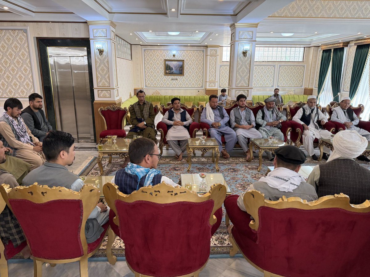 _nation_party's tweet photo. در یک ماه اخیر شکایات مردم از عملکرد برخی وکلای گذر در نواحی مختلف شهری مخصوصا نواحی ششم و سیزدهم کابل افزایش یافته است.
   در دیدار امروز جمعی از نمایندگان مردم با محترم دکتر مهدوی و نیز در ملاقاتهای انجام‌ شده طی یک ماه گذشته، بسیاری از مراجعین در کنار طرح سایر مشکلات، از دریافت مبالغ اضافی و در برخی موارد باجگیری از سوی شماری از وکلای گذر برای تأیید تذکره، دفترچه صفایی، اسناد زمین و دیگر مدارکی که نیازمند مهر و تأیید آنان است، شکایت کردند.
   هرچند مسئولیت وکیل گذر، مسئولیتی مهم و خدمت‌ محور است و در حال حاضر برای آن از سوی حکومت معاشی در نظر گرفته نشده است، اما نبود معاش نمی‌تواند توجیهی برای تحمیل هزینه‌های اضافی بر مردم، به‌ ویژه اقشار فقیر و کم‌درآمد جامعه باشد.
   دکتر مهدوی پیش از این نیز این موضوع را با رهبری محترم شاروالی کابل و دیگر مراجع ذیربط مطرح کرده و پیشنهاد داده بود که برای وکلای گذر علاوه بر تعیین معاش مشخص برای رفع نیازهای معیشتی آنان، باید مکانیزمهای مشخص نظارت و‌کنترل شف��ف مردم و حکومت ایجاد گردد تا زمینه هرگونه تخلف، اضافه‌ ستانی و فشار بر مردم از میان برداشته شود و آنان با احساس مسئولیت صرفا در جهت لایحه وظایف محوله و بدون دریافت هرگونه وجهی از مردم انجام وظیفه کنند.
   در دیدار امروز نیز اطمینان داده شد که شکایات مردم بار دیگر با رهبری شاروالی کابل و سایر مراجع نظارتی مطرح و به‌ صورت جدی پیگیری خواهد شد. 

دفتر مطبوعاتی دکترمهدوی
کابل- ۲۵ سرطان ۱۴۰۵