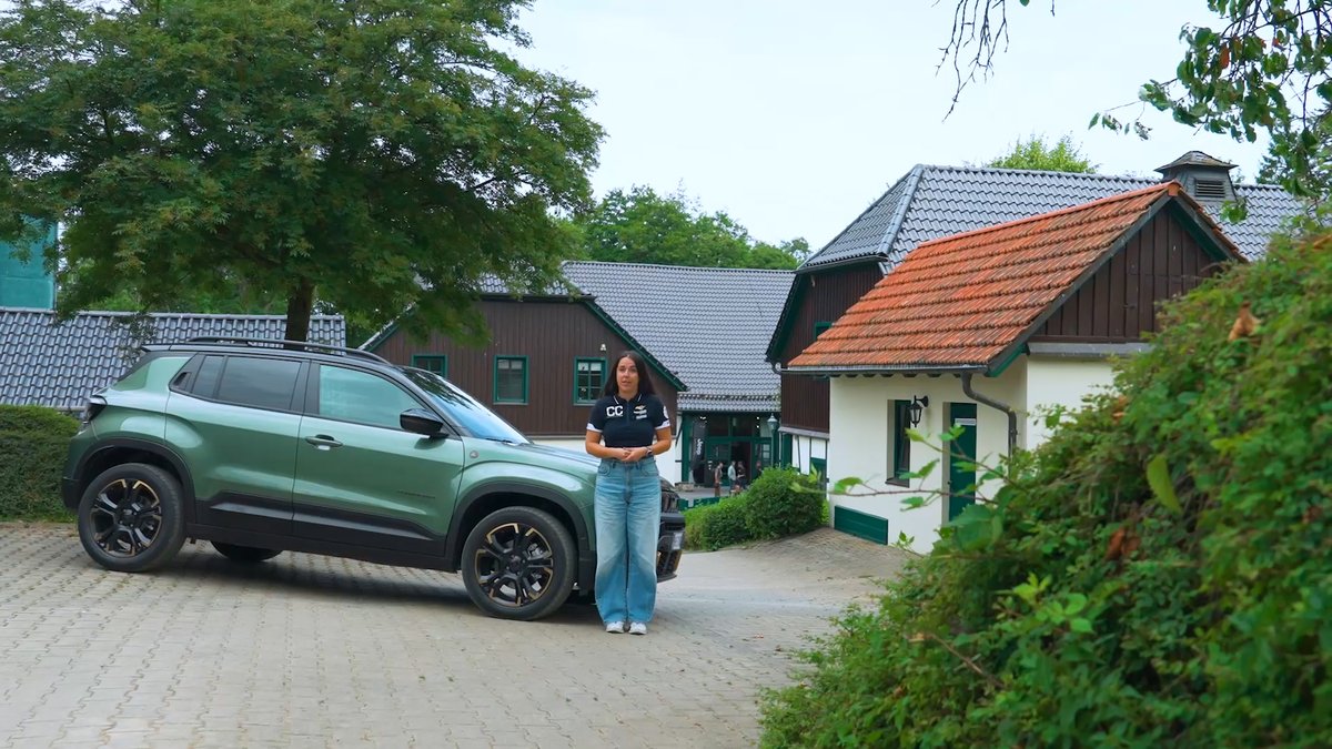 CCubicos's tweet photo. Este domingo en #CCubicos432 🚗😍📺 
@noe_soage ha probado el nuevo @Jeep Avenger, un SUV compacto con vocación todoterreno 🏔️ y versiones electrificadas 🔋, y conocido la versión homenaje a su origen, la 85 aniversario 🎂

A partir de las 9:45 en @antena3com 📺 @puntalprodu https://t.co/A5PCTmtHy7