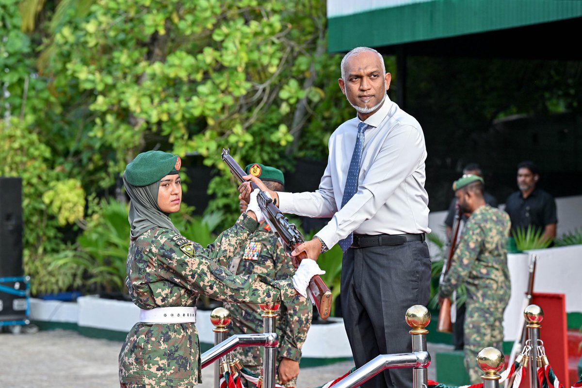 MoDmv's tweet photo. ސިފައިންގެ 72 އަދި 73 ވަނަ އަސާސީ ތަމްރީނު ކޯހުގެ ދަރިވަރުން ސިފައިންގެ ހުވާކޮށް، އެ ދަރިވަރުންނަށް ބަޑި ހަވާލުކުރުމުގެ ރަސްމިއްޔާތު ބާއްވައިފި.

ކ. ގިރިފުށި ޓްރޭނިންގ ސެންޓަރުގައި މިއަދު ހަވީރު މިކަމަށް ޓަކައި ބޭއްވި ޚާއްޞަ ރަސްމިއްޔާތު ޝަރަފުވެރިކޮށްދެއްވީ ދިވެހިރާއްޖޭގެ ޢިއްޒަތްތެރި ރައީސުލްޖުމްހޫރިއްޔާ އަދި ސިފައިންގެ އެންމެ މަތީ ވެރިޔާ، ޑޮކްޓަރ މުޙައްމަދު މުޢިއްޒު.

ރައީސުލްޖުމްހޫރިއްޔާ އަދި ސިފައިންގެ އެންމެ މަތީ ވެރިޔާ ގިރިފުށި ހެވިކަމުގެ މައިދާނަށް ވަޑައިގަތުމުން އެމަނިކުފާނަށް އިސްތިޤުބާލު ކުރެއްވީ ދިފާޢީ އަދި ވަޠަނީ ޚިދުމަތާ ބެހޭ ވަޒީރު، އޮނަރަބަލް ޙަސަން ރަޝީދާއި، ޗީފް އޮފް ޑިފެންސް ފޯސް، މޭޖަރ ޖެނަރަލް އިބްރާހީމް ޙިލްމީއާއި، ވައިސް ޗީފް އޮފް ޑިފެންސް ފޯސް، ބްރިގޭޑިއަރ ޖެނެރަލް އަޙްމަދު ޣިޔާޘްގެ އިތުރުން އެމްއެންޑީއެފް ކޮލެޖް އޮފް ޑިފެންސް އެންޑް ސެކިއުރިޓީ ސްޓަޑީޒް (ސީޑީއެސްއެސް)ގެ ކޮމާންޑަރ، ބްރިގޭޑިއަރ ޖެނެރަލް ޑޮކްޓަރ ޙުސައިން އިބްރާހީމް.

ދަރިވަރުން ސިފައިންގެ ހުވާކުރުމަށް ފަހު، ދެ ކޯހުގެ ދަރިވަރުންނަށް ބަޑި ހަވާލުކޮށްދެއްވީ ރައީސުލްޖުމްހޫރިއްޔާ އަދި ސިފައިންގެ އެންމެ މަތީ ވެރިޔާ، ޑޮކްޓަރ މުޙައްމަދު މުޢިއްޒު. ދަރިވަރުން ބަޑިއާ ހަވާލުވުމަށްފަހު، ރައީސުލްޖުމްހޫރިއްޔާއަށް ރިޔާސީ ކުރުނީހެއް އެރުވި.

ހުވާކުރުމާއި ބަޑި ހަވާލުކުރުމުގެ ރަސްމިއްޔާތުގައި 212 ފިރިހެން ދަރިވަރުންނާއި 43 އަންހެން ދަރިވަރުންނާއެކު ޖުމުލަ 255 ދަރިވަރުން ވަނީ ބައިވެރިވެފައި.

@MNDF_Official