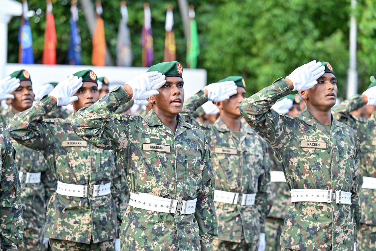 MoDmv's tweet photo. ސިފައިންގެ 72 އަދި 73 ވަނަ އަސާސީ ތަމްރީނު ކޯހުގެ ދަރިވަރުން ސިފައިންގެ ހުވާކޮށް، އެ ދަރިވަރުންނަށް ބަޑި ހަވާލުކުރުމުގެ ރަސްމިއްޔާތު ބާއްވައިފި.

ކ. ގިރިފުށި ޓްރޭނިންގ ސެންޓަރުގައި މިއަދު ހަވީރު މިކަމަށް ޓަކައި ބޭއްވި ޚާއްޞަ ރަސްމިއްޔާތު ޝަރަފުވެރިކޮށްދެއްވީ ދިވެހިރާއްޖޭގެ ޢިއްޒަތްތެރި ރައީސުލްޖުމްހޫރިއްޔާ އަދި ސިފައިންގެ އެންމެ މަތީ ވެރިޔާ، ޑޮކްޓަރ މުޙައްމަދު މުޢިއްޒު.

ރައީސުލްޖުމްހޫރިއްޔާ އަދި ސިފައިންގެ އެންމެ މަތީ ވެރިޔާ ގިރިފުށި ހެވިކަމުގެ މައިދާނަށް ވަޑައިގަތުމުން އެމަނިކުފާނަށް އިސްތިޤުބާލު ކުރެއްވީ ދިފާޢީ އަދި ވަޠަނީ ޚިދުމަތާ ބެހޭ ވަޒީރު، އޮނަރަބަލް ޙަސަން ރަޝީދާއި، ޗީފް އޮފް ޑިފެންސް ފޯސް، މޭޖަރ ޖެނަރަލް އިބްރާހީމް ޙިލްމީއާއި، ވައިސް ޗީފް އޮފް ޑިފެންސް ފޯސް، ބްރިގޭޑިއަރ ޖެނެރަލް އަޙްމަދު ޣިޔާޘްގެ އިތުރުން އެމްއެންޑީއެފް ކޮލެޖް އޮފް ޑިފެންސް އެންޑް ސެކިއުރިޓީ ސްޓަޑީޒް (ސީޑީއެސްއެސް)ގެ ކޮމާންޑަރ، ބްރިގޭޑިއަރ ޖެނެރަލް ޑޮކްޓަރ ޙުސައިން އިބްރާހީމް.

ދަރިވަރުން ސިފައިންގެ ހުވާކުރުމަށް ފަހު، ދެ ކޯހުގެ ދަރިވަރުންނަށް ބަޑި ހަވާލުކޮށްދެއްވީ ރައީސުލްޖުމްހޫރިއްޔާ އަދި ސިފައިންގެ އެންމެ މަތީ ވެރިޔާ، ޑޮކްޓަރ މުޙައްމަދު މުޢިއްޒު. ދަރިވަރުން ބަޑިއާ ހަވާލުވުމަށްފަހު، ރައީސުލްޖުމްހޫރިއްޔާއަށް ރިޔާސީ ކުރުނީހެއް އެރުވި.

ހުވާކުރުމާއި ބަޑި ހަވާލުކުރުމުގެ ރަސްމިއްޔާތުގައި 212 ފިރިހެން ދަރިވަރުންނާއި 43 އަންހެން ދަރިވަރުންނާއެކު ޖުމުލަ 255 ދަރިވަރުން ވަނީ ބައިވެރިވެފައި.

@MNDF_Official
