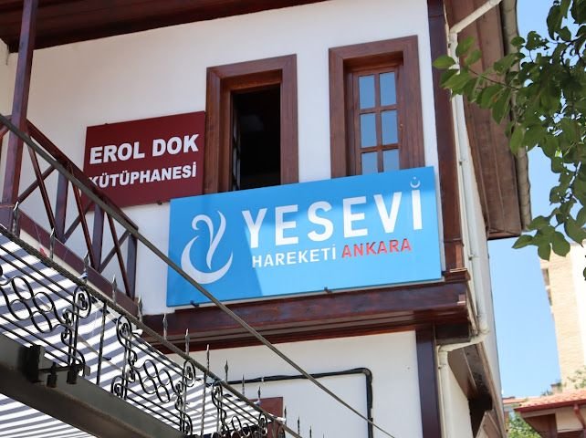 hakkioznur_uh's tweet photo. Merhum Erol Dok Kütüphanesi Hizmete Açıldı

Geçtiğimiz pazar günü; ANDA Derneği, İnisiyatif Derneği, Altın Küre Derneği gibi Muhsin Yazıcıoğlu çizgisinde hizmet eden kıymetli sivil toplum kuruluşlarından Yesevi Hareketi Derneğinin Ankara Temsilciliği ile merhum ağabeyimiz Erol Dok adına açılan Erol Dok Kütüphanesinin açılış programına dostlarımızla birlikte iştirak ettik.

Dr. Birol Dok öncülüğünde düzenlenen bu anlamlı programa; merhum Erol Dok'un kıymetli eşi, Dr. Mehmet Güneş, Dr. Uğur Yıldız, Dr. Vefa Aloğlu, Dr. Hakan Güneş, araştırmacı-yazar Metin Turhan, eski ocak başkanlarından Doğan Öztaşkın, Yesevi Hareketi Derneği Genel Başkanı Mahmut Cömert ve Ankara İl Başkanı Miraç Gür başta olmak üzere çok sayıda kıymetli misafir katılarak programa destek verdi.

Yesevi Hareketi Derneği Ankara İl Başkanı Miraç Gür kardeşimize çalışmalarında başarılar diliyor; Erol Dok Kütüphanesinin hayırlara vesile olmasını, genç nesillerimizin bu kıymetli ilim ve irfan yuvasından en güzel şekilde istifade etmelerini Yüce Allah'tan niyaz ediyorum.

Rabbim emeği geçen herkesten razı olsun.