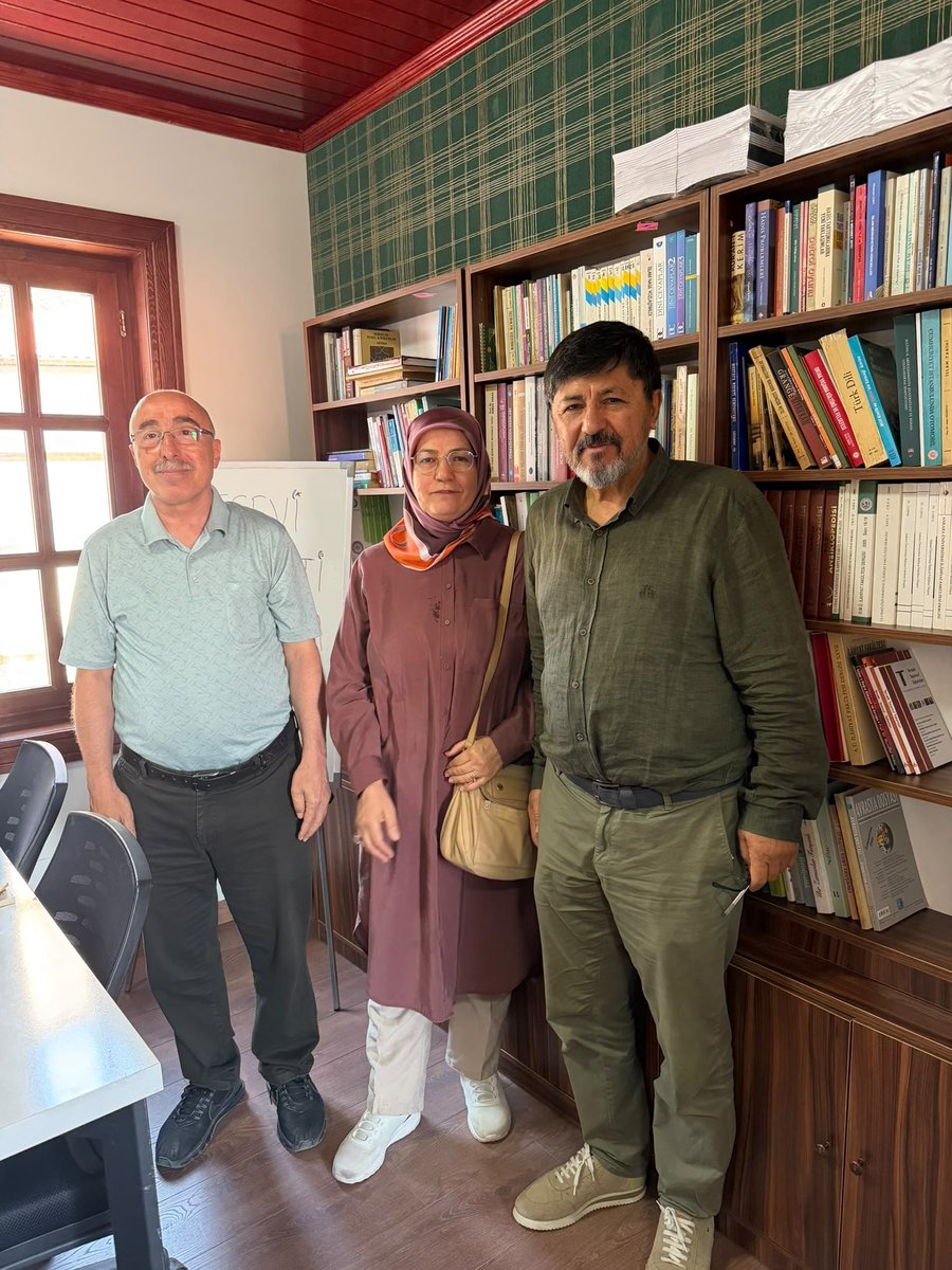 hakkioznur_uh's tweet photo. Merhum Erol Dok Kütüphanesi Hizmete Açıldı

Geçtiğimiz pazar günü; ANDA Derneği, İnisiyatif Derneği, Altın Küre Derneği gibi Muhsin Yazıcıoğlu çizgisinde hizmet eden kıymetli sivil toplum kuruluşlarından Yesevi Hareketi Derneğinin Ankara Temsilciliği ile merhum ağabeyimiz Erol Dok adına açılan Erol Dok Kütüphanesinin açılış programına dostlarımızla birlikte iştirak ettik.

Dr. Birol Dok öncülüğünde düzenlenen bu anlamlı programa; merhum Erol Dok'un kıymetli eşi, Dr. Mehmet Güneş, Dr. Uğur Yıldız, Dr. Vefa Aloğlu, Dr. Hakan Güneş, araştırmacı-yazar Metin Turhan, eski ocak başkanlarından Doğan Öztaşkın, Yesevi Hareketi Derneği Genel Başkanı Mahmut Cömert ve Ankara İl Başkanı Miraç Gür başta olmak üzere çok sayıda kıymetli misafir katılarak programa destek verdi.

Yesevi Hareketi Derneği Ankara İl Başkanı Miraç Gür kardeşimize çalışmalarında başarılar diliyor; Erol Dok Kütüphanesinin hayırlara vesile olmasını, genç nesillerimizin bu kıymetli ilim ve irfan yuvasından en güzel şekilde istifade etmelerini Yüce Allah'tan niyaz ediyorum.

Rabbim emeği geçen herkesten razı olsun.