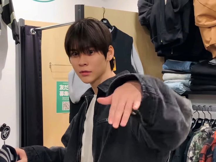 hamill319's tweet photo. 데이트하다가
갑자기 쏟아지는 비 때문에 
눈앞에 보이는 지하상가로 
내려와서 구경하다가

자기가 좋아하는 거 찾으면 
얼른 와보라고 손이 급함

#돌사연애 https://t.co/X9dOvJ2teO
