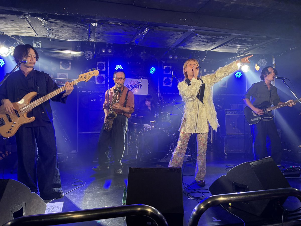 Soul_Chillen's tweet photo. 今日は両国SUNRISEへ。4バンド、ジャンル様々でオモロかった、楽しかった！初見のバンドばっかだけどみんな良かったなぁ。飲みながら気持ち良く観てましたわ。ザマミ、カッコ良かったし。 https://t.co/UJXwhhnWWF