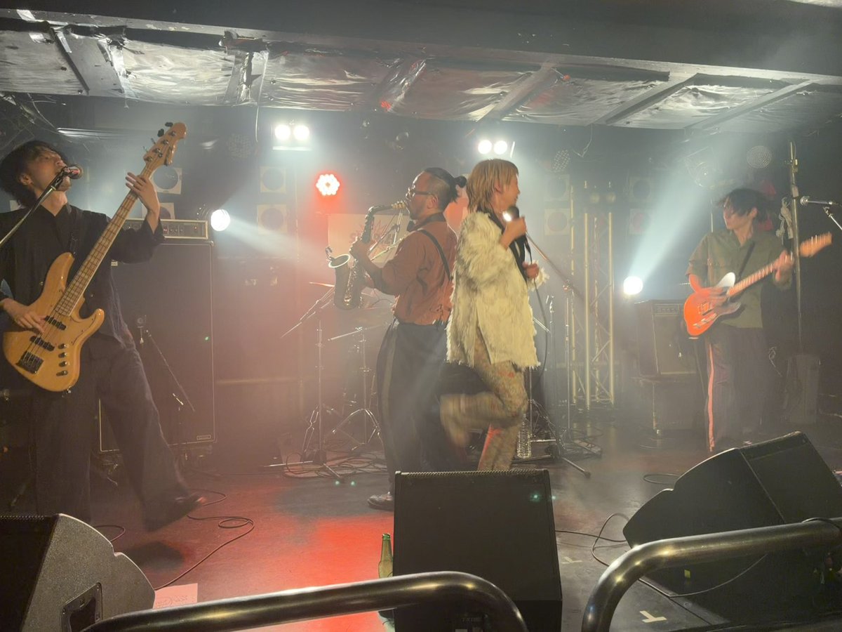 Soul_Chillen's tweet photo. 今日は両国SUNRISEへ。4バンド、ジャンル様々でオモロかった、楽しかった！初見のバンドばっかだけどみんな良かったなぁ。飲みながら気持ち良く観てましたわ。ザマミ、カッコ良かったし。 https://t.co/UJXwhhnWWF