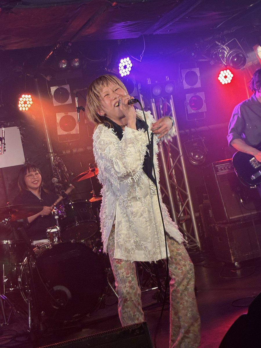 Soul_Chillen's tweet photo. 今日は両国SUNRISEへ。4バンド、ジャンル様々でオモロかった、楽しかった！初見のバンドばっかだけどみんな良かったなぁ。飲みながら気持ち良く観てましたわ。ザマミ、カッコ良かったし。 https://t.co/UJXwhhnWWF