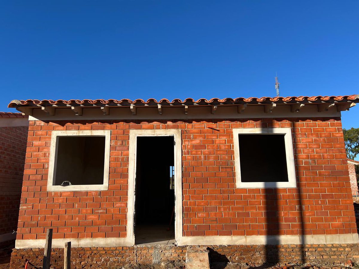 muvhpy's tweet photo. Las obras de la Comisión Vecinal Nueva Esperanza, en la ciudad de Mbuyapey, siguen avanzando a buen ritmo. El proyecto, que contempla la construcción de 30 viviendas ya alcanzó un 85% de ejecución. https://t.co/oM9TTTqr80