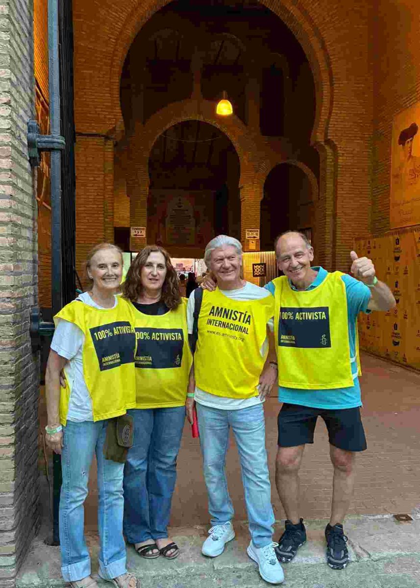 AiAndalucia's tweet photo. Ayer el grupo de #Granada estuvo en el concierto de Sting recogiendo firmas por los #derechoshumanos. Actúa online contra la injusticia https://t.co/pADMA5Ka3q a través de
@amnistiaespana https://t.co/ONYF45YEcp