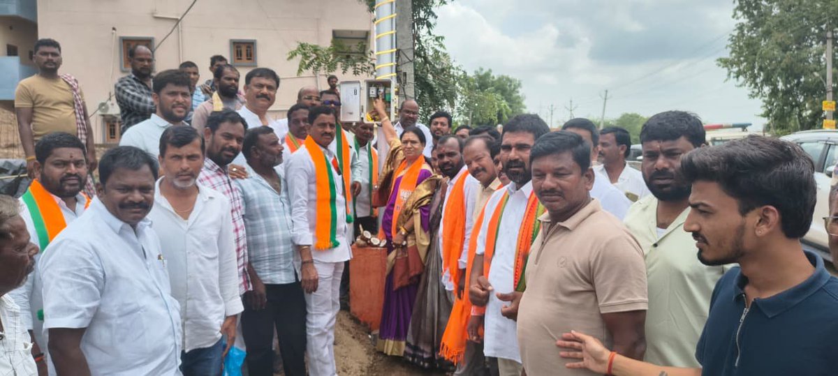 Aruna_DK's tweet photo. కొత్తూరు మండలం గూడూరు గ్రామంలో శ్రీ కాశీ విశాలాక్షీ సమేత విశ్వేశ్వర స్వామి ఆలయంలో గురువారం  ప్రత్యేక పూజలు నిర్వహించాను. అనంతరం మల్లాపూర్ గ్రామంలో హైమాస్ట్ లైట్ ను ప్రారంభించడం జరిగింది. ఈ కార్యక్రమంలో బీజేపీ జిల్లా నాయకులు అందే బాబయ్య గారు, విష్ణువర్ధన్ రెడ్డి గారు, శ్రీ వర్ధన్ రెడ్డి గారు, కొత్తూరు మండల అధ్యక్షులు మహేందర్ రెడ్డి గారు, గ్రామ సర్పంచ్ ఉప్పల దయానంద్ గుప్తా గారు, మాజీ సర్పంచ్ సత్తయ్య గారు, వార్డు సభ్యులు, ముఖ్య నేతలు, కార్యకర్తలు, తదితరులు పాల్గొన్నారు. 
#dkaruna #mpdkaruna #mahabubnagar #telangana #bjptelangana