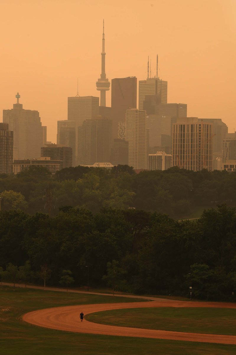 S_EFortin's tweet photo. Nord de l’Ontario, Toronto, l’Ouest canadien, chaque été la même chose se produit. Des décors, apocalyptique, des ciels étouffants, teintés au filtre sépia, des canicules qui s’enchaînent.

La réponse du PM du 🇨🇦 ? Plus de pipelines, plus d’extraction de sables bitumineux. https://t.co/45QG7Vil8X