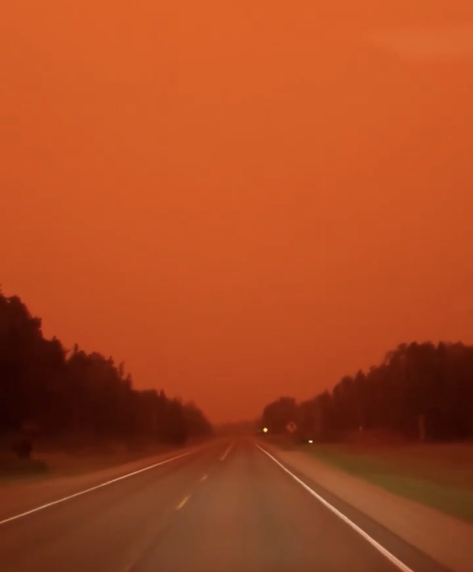 S_EFortin's tweet photo. Nord de l’Ontario, Toronto, l’Ouest canadien, chaque été la même chose se produit. Des décors, apocalyptique, des ciels étouffants, teintés au filtre sépia, des canicules qui s’enchaînent.

La réponse du PM du 🇨🇦 ? Plus de pipelines, plus d’extraction de sables bitumineux. https://t.co/45QG7Vil8X