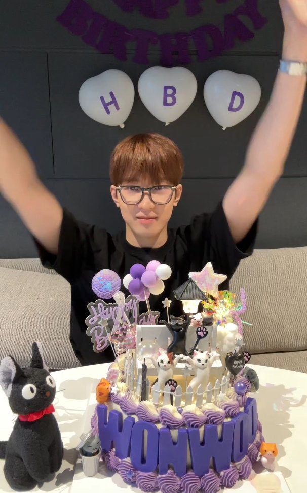 minghaocheoI_'s tweet photo. that wonwoo bday live where he copied the cats' poses on his cake PLS HES SO CUTE 😭😭😭😭😭 

HAPPY J30N WONWOO DAY
#전원우_MOYA_생일_MOYA
#30FilmsWithJWW @pledis_17 https://t.co/NX0blynyuJ