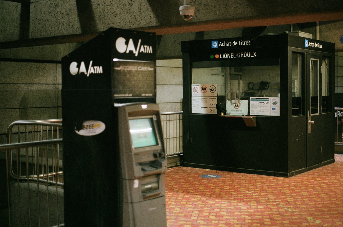 voldenoire's tweet photo. Autant que quelqu'un-e en profite ☝🏽🤓
Métro Lionel GrouIx, Montreal/Tiotiahke
#TransportAutism #Tchootchoo📸 #CanonAE1 https://t.co/pA17L1NAqp