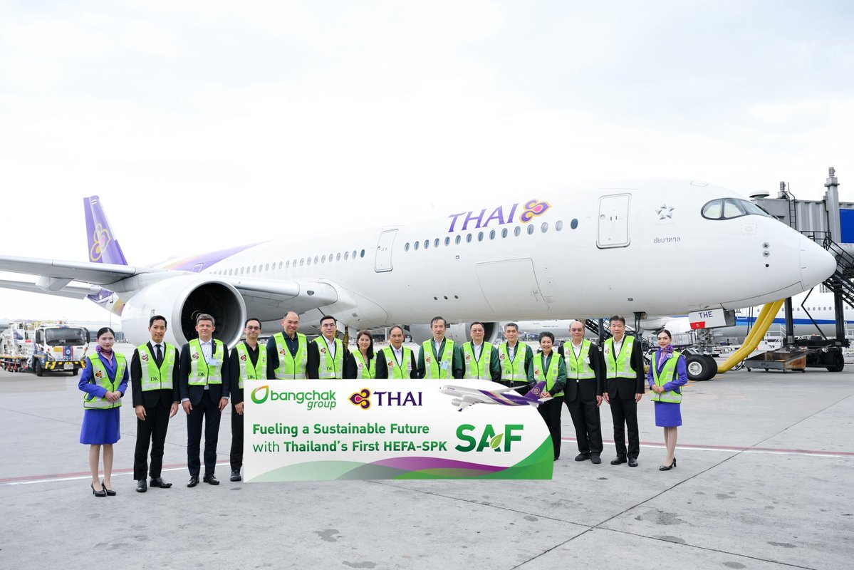 ThaiAirways's tweet photo. 🇹🇭✈️ Thai Airways and Bangchak Group have launched Thailand-produced HEFA-SPK sustainable aviation fuel (SAF) on THAI flight TG904 (Bangkok–Singapore), marking the first commercial use of locally produced SAF at Suvarnabhumi Airport.

Produced from used cooking oil at Bangchak’s new SAF facility, the fuel can reduce lifecycle GHG emissions by up to 80%, supporting Thailand’s transition to sustainable aviation and the Net Zero goal.

#ThaiAirways #Bangchak #SAF #SustainableAviation #NetZero #Thailand