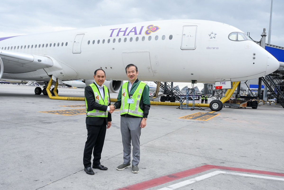 ThaiAirways's tweet photo. 🇹🇭✈️ Thai Airways and Bangchak Group have launched Thailand-produced HEFA-SPK sustainable aviation fuel (SAF) on THAI flight TG904 (Bangkok–Singapore), marking the first commercial use of locally produced SAF at Suvarnabhumi Airport.

Produced from used cooking oil at Bangchak’s new SAF facility, the fuel can reduce lifecycle GHG emissions by up to 80%, supporting Thailand’s transition to sustainable aviation and the Net Zero goal.

#ThaiAirways #Bangchak #SAF #SustainableAviation #NetZero #Thailand