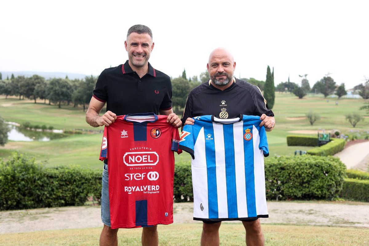 UEO1921's tweet photo. 👕 Fem la prèvia de l'amistós #OlotEspanyol des de Torremirona. 

🤝 Trobada de místers entre Manolo González (@RCDEspanyol) i @RogerVidal7 (#UEOlot).

📲 Encara queden entrades per dissabte: https://t.co/MgvxmwzGuD

#PretemporadaUEO #2RFEF2 https://t.co/jT2dO1Xnri