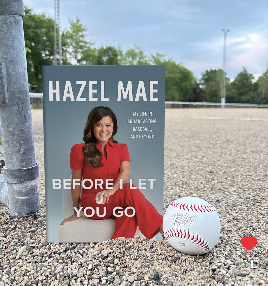 thehazelmae's tweet photo. An off-day shameless plug.

Excited to announce I’m going on a 🇨🇦Canada wide book tour in November. Hope to meet as many people as I can across the country. Stay tuned for cities/details. 

Until then, preorder your copy today @HarperCollinsCa https://t.co/o0g6l66RdJ