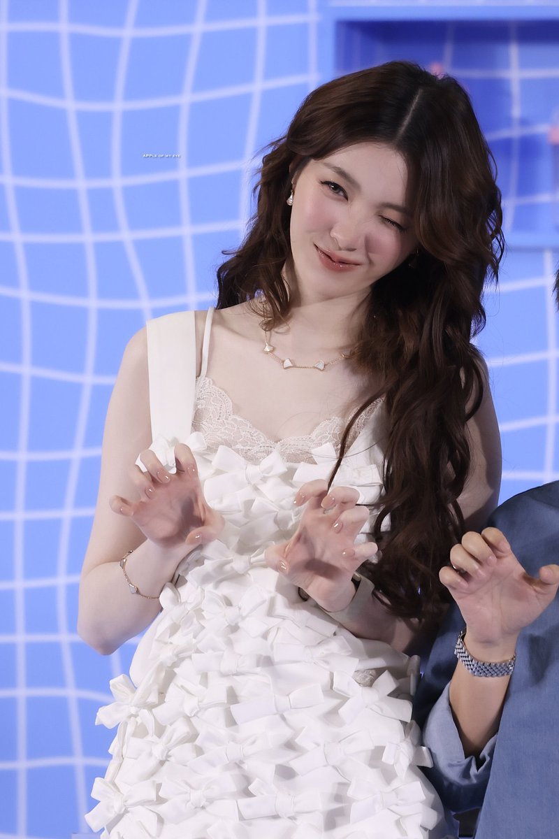 TrouvailleHy's tweet photo. Khen xinh thì bị thừa , không khen xinh thì cầm lòng chẳng đặng 

LINGORM X NESPRESSO
#VertuoWorldwithLingOrm https://t.co/Nz0m0Ef9ei