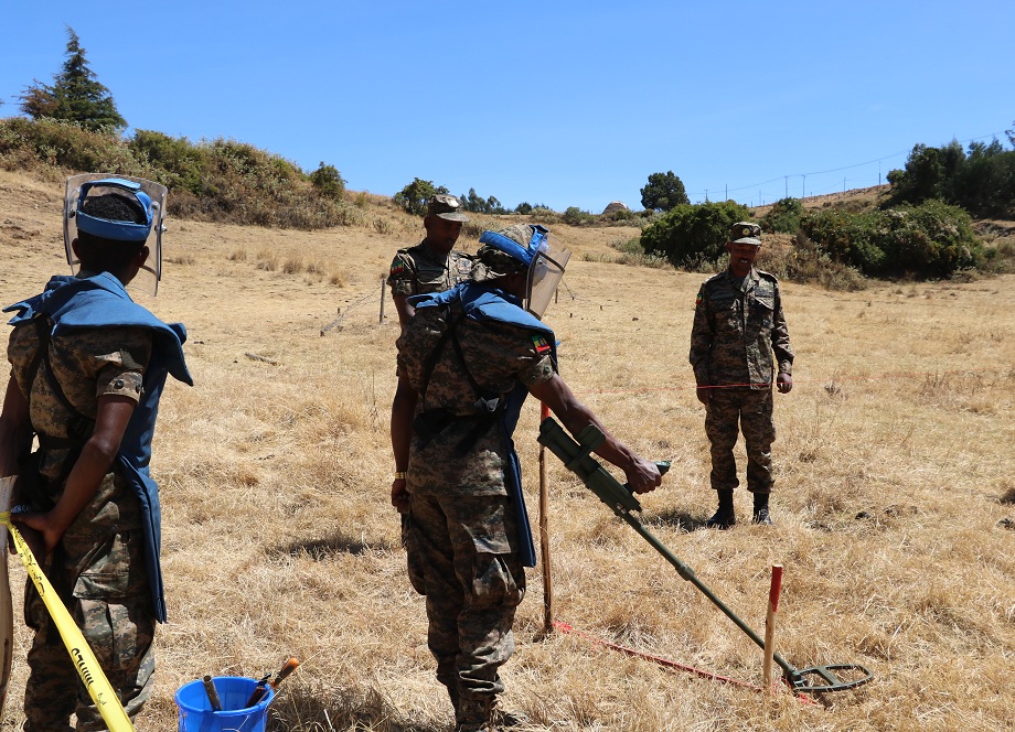 CoopSecuDefense's tweet photo. #Ethiopie 🇪🇹 : Grâce au soutien de la France, de @UNMAS @HI_france @TheHALOTrust, le Mine Action Office éthiopien dispose désormais de 3️⃣2️⃣ démineurs formés et équipés. https://t.co/elfX4bVVjL