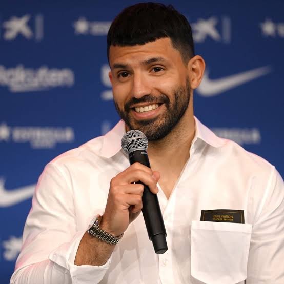 fcb_lisco's tweet photo. 🚨Sergio Agüero on the moment Jude Bellingham decided to trash talk Lionel Messi :

"The moment Jude Bellingham decided to get into Messi's face, I knew he had made a mistake. You don't try to disrespect the greatest player in football and expect nothing to happen. That's the quickest way to wake up the competitive side of Leo.

"People keep forgetting that Messi is at his most dangerous when he's motivated. The more you challenge him, the more focused he becomes. It's like you're giving him extra fuel.

"If Jude didn't know, maybe he should have asked Sergio Ramos or Pepe what it was like trying to stop an angry Messi in El Clásico. They saw firsthand what happened when Leo took things personally.

"You can admire your own players, but provoking Messi is rarely a smart football decision. Once he locks in, all he thinks about is making the difference on the pitch—and more often than not, he does."