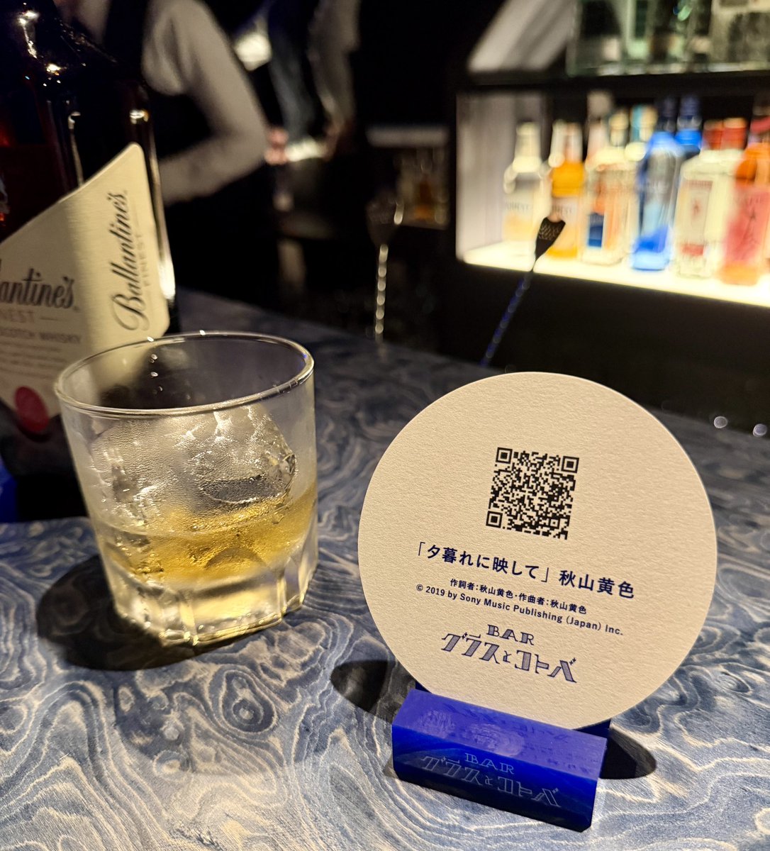 Tomori_Kaze's tweet photo. 隣りの男性のチラ見したら、、
あ、秋山黄色ー！？マジでー！？
お願いして写真だけ撮らせてもらいました。なんと秋山黄色は知らなくて、純粋にコトバだけで選んだそうです！！すばら〜！！ https://t.co/nw1pkXFa77