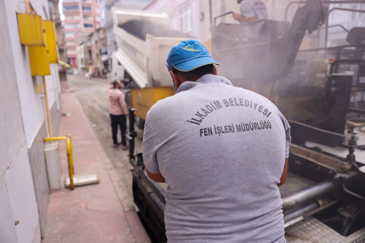 ihsankurnaz55's tweet photo. 🚧 Ulaşımı daha güvenli ve konforlu hale getirmek için sahadayız.
Fen İşleri Müdürlüğü ekiplerimiz, ilçemizin farklı noktalarında asfalt serim çalışmalarını aralıksız sürdürüyor.
Hemşehrilerimizin daha güvenli, daha konforlu ve daha modern yollarda ulaşım sağlaması için planlı çalışmalarımıza kararlılıkla devam ediyor, İlkadım'ın her mahallesine hizmet ulaştırıyoruz.
#HerAnındaHepYanında #İlkadım