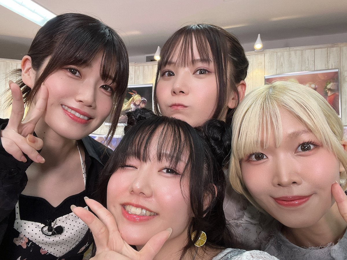 uchiya_mamari's tweet photo. #ヘブバン生放送
ありがとうございました��ッ！🙋‍♀️🌺
一年ぶりの情報局でした！
4.5周年前夜祭で情報盛りだくさん太っ腹わっしょいトロピカルナイトでしたね🙆‍♀️
本当にアットホームに迎え入れてくださった柿Pさん・前川さん・内田さんに感謝です！
そして葵ちゃんも！ちゅ、やで🫶

みんなでｷﾞｭｯ https://t.co/TMJRjCLSYm