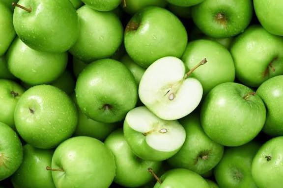 ibnobodyoflagos's tweet photo. What's the difference between these two apples, and which one do you prefer? https://t.co/Ro36KeEvSM