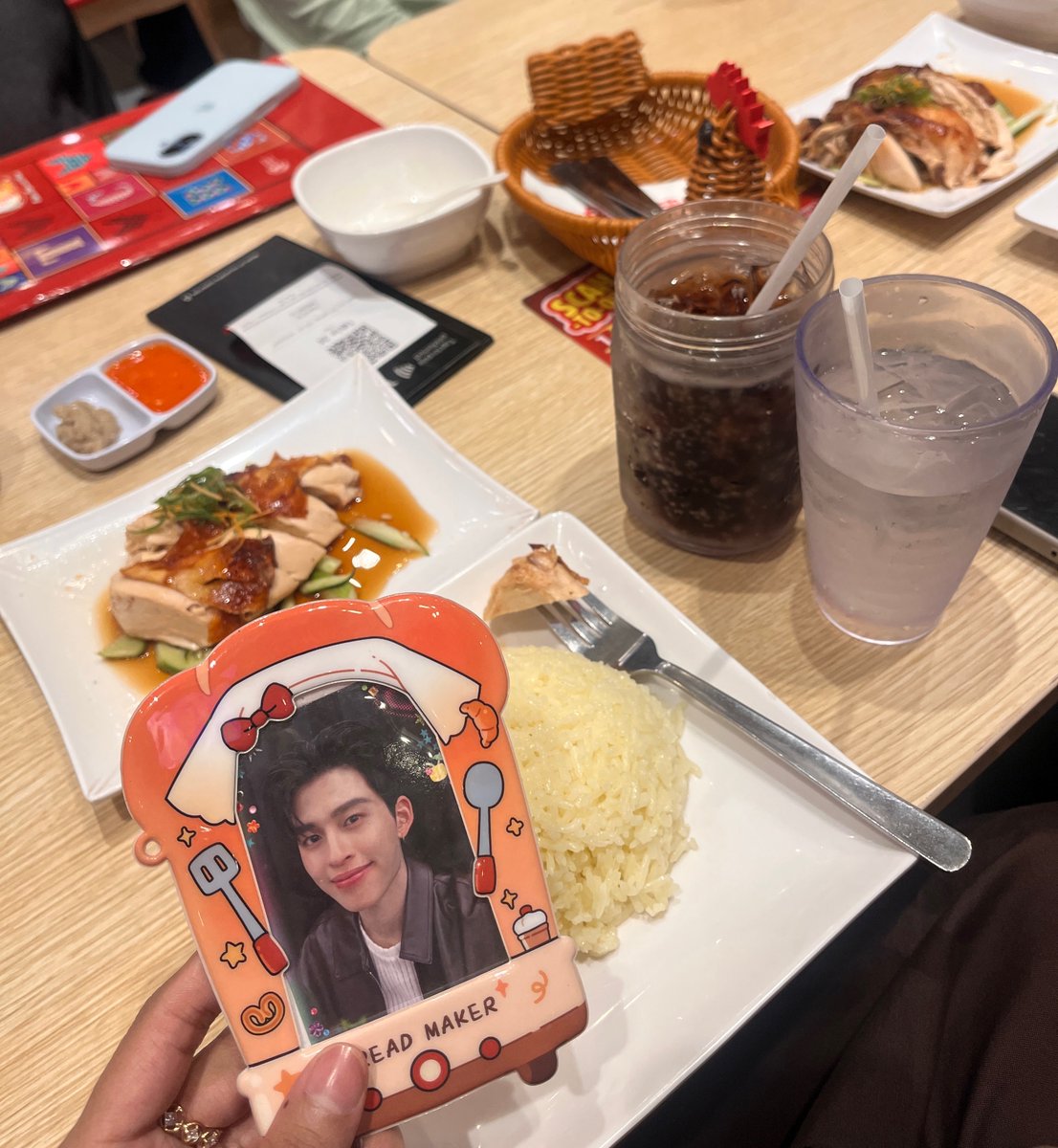 185core's tweet photo. finally eating a full meal after hours being outside in the sun and rain CRIES THE THINGS WE DO FOR POND NARAVIT OMGFG https://t.co/WxS1VwJf9t