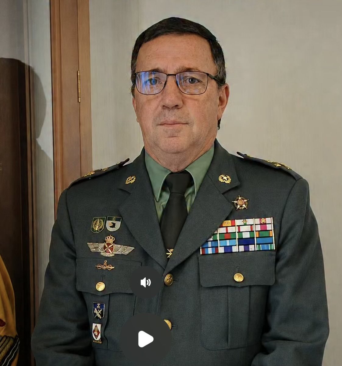 Mcuquerella's tweet photo. “Tengo un cartel en la puerta que dice “el honor es su divisa” y es lo que exijo a mis guardias”

General de División Fernando Mora

Ya era hora https://t.co/2TNFsdQrL2
