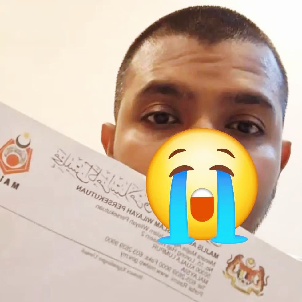 bckupacc99's tweet photo. Innalillahi Wainna Ilaihi Rooji’un. Semalam pukul 11 malam, aku baring scroll telefon. Entah macam mana jari aku tekan Shopee Live. Scroll, berhenti dekat satu live. View cuma 2 orang. Seorang abang jual muruku. Meja lipat, lampu malap. Nama dia Apis. Aku masuk. Bukan nak beli, saja nak temankan orang live sorang-sorang. Aku tanya, “Abang selalu live ke?” “Setiap malam lepas Isyak.” Aku tanya lagi, “Kenapa rajin sangat?” Dan dekat situ, aku menyesal tanya. Dia cerita pasal hidup.