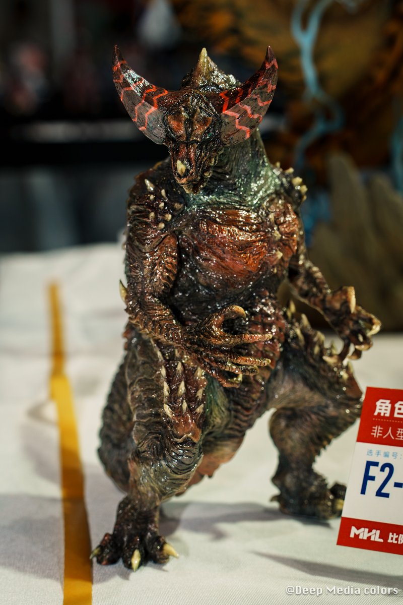 DeepMediaColors's tweet photo. 上海(国際)微縮芸術模型展(GMHS)で見たフィギュア。
左:ゴモラがヤバい…赤い角の禍々しさ、ゴツゴツの皮膚、這い寄る威圧感が完璧!!
右:キングジョーが神ってる…黄金ボディの重厚感、冷たいブルー発光、完璧なメカディテール!!
#kaiju #Gomora #KingJoe https://t.co/ZkDgiZ5I9w