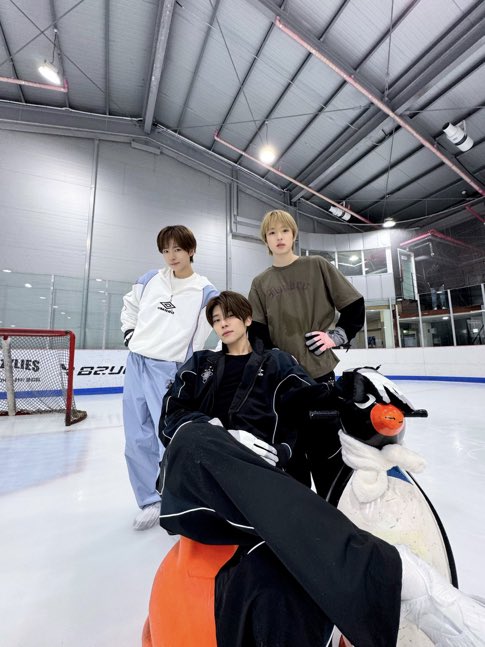 22ryeok's tweet photo. GW SUKA BANGET FOTO INIIII SION GAYANYA BENER BENER KEPALA KELUARGA😭😭 https://t.co/5uGPN83oWD