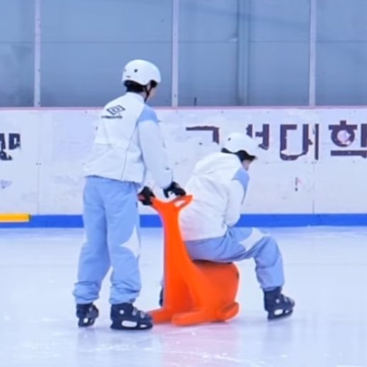 yuttii__'s tweet photo. 원래도 애기같은데 ㅋㅋㅋ 스케이트장에서 애들 다 너무 애기같앜ㅋㅋㅋㅋㅋㅋ 스케이트 못타는거 진짜귀엽다 https://t.co/LNF4mBpqH8
