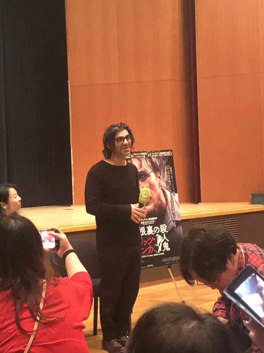 akiomi0219's tweet photo. しかも！今日のファティ・アキン監督作『白パンと独裁者』の試写会場ゲーテ･インスティトゥート東京は、6年前に『屋根裏の殺人鬼 フリッツ・ホンカ』でアキン監督が来日した際のジャパンプレミアと同じ会場でした。
サイン会はなかったけど、上映後にロビーに監督がいたのでサインいただけました🥹 https://t.co/GqPhycvYJI