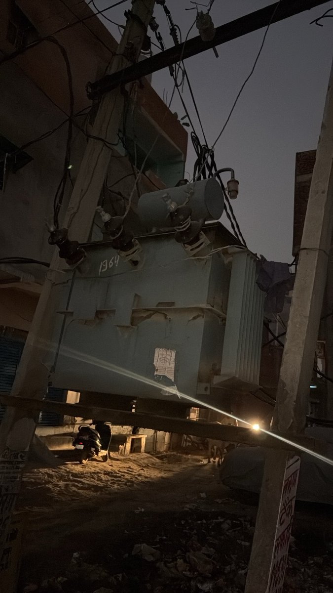 ishaan_yash's tweet photo. @myogioffice @myogiadityanath @UPPCLLKO @PVVNLHQ Transformer has failed in our area, and we have been without electricity since 10:00 AM today. Residents are facing severe problems due to the power outage, including water shortage and extreme heat.Kindly resolve urgent issue a https://t.co/5lS12zyjsJ