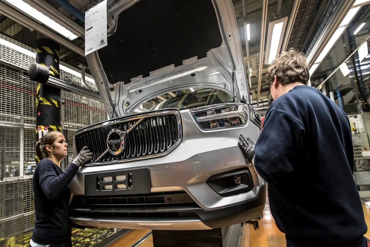 OtoMesutAbi's tweet photo. Volvo, yüksek voltajlı batarya paketlerinde tespit edilen ve yangına yol açabilecek bir sorun nedeniyle, 2020-2022 yılları arasında üretilen 64.000'den fazla XC40 Recharge modelini geri çağırdı.

Bu önlemin özellikle Avrupa pazarındaki araçları kapsadığı belirtiliyor.

Şirket yetkilileri, araç sahiplerinin güvenliğini en üst düzeyde tutmak adına bu kararın zorunlu olduğunu açıkladı.

Volvo, 2025 yılında da XC40 ve XC60 hibrit modellerde "B modu" ve elektriklilerde "Tek Pedal" sürüşü sırasında gaz ve fren pedallarında bir entegrasyon hatası oluştuğunu belirterek 70 bin aracı geri çağırmıştı.