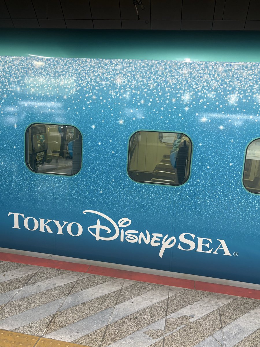 2011Kuninori's tweet photo. たまたま乗った新幹線がディズニー仕様だった https://t.co/NWHxd19AeT