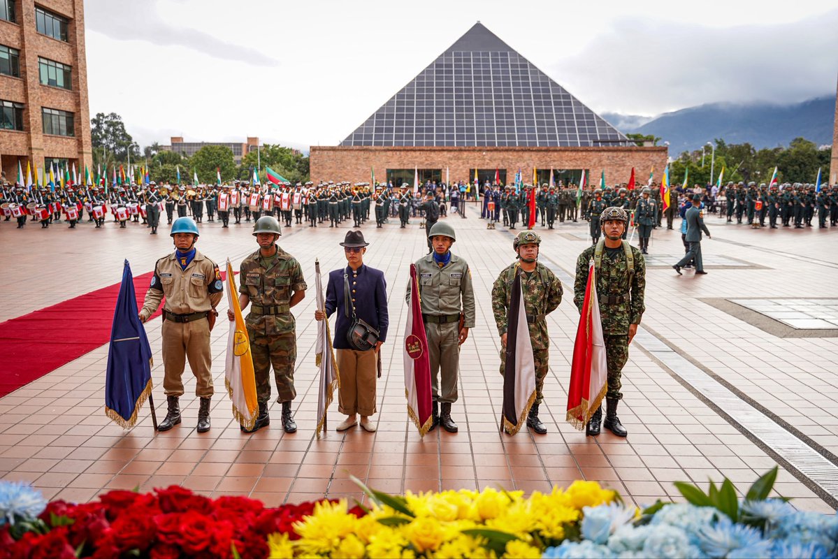 JorgeEmilioRey's tweet photo. Hace 213 años comenzó a escribirse una de las páginas más importantes de nuestra historia. La proclamación de la independencia de Cundinamarca dio origen a un territorio que sería protagonista en la construcción de la República y en el desarrollo del constitucionalismo colombiano.

Desde esta tierra, Antonio Nariño tradujo por primera vez al español los Derechos del Hombre y del Ciudadano; aquí se expidieron más de 15 constituciones que ayudaron a definir la organización política de la naciente República y cuyos principios aún hoy siguen presentes en nuestra Carta Política; y aquí, patriotas como la guaduense Policarpa Salavarrieta, entregaron su vida por la libertad de Colombia. 

Nuestra historia se escribió con ideas, instituciones, carácter y el sacrificio de muchos, en favor de  la libertad. Eso es lo que representa este 16 de julio. 

Hoy celebramos 213 años de ese legado. Qué orgullo ser cundinamarqueses. Qué orgullo pertenecer a esta tierra. Que Dios bendiga a Cundinamarca.

#CundinamarcaEsJulio16