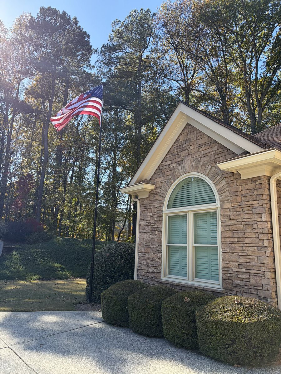 1elvenluke's tweet photo. Good Morning from Cleveland, Ohio.., I'm on my way to work #chellife #starchef
I absolutely love the way a new flag flutters in the wind.
God Bless America 🫡🇺🇸 https://t.co/HsMVAOaGmv