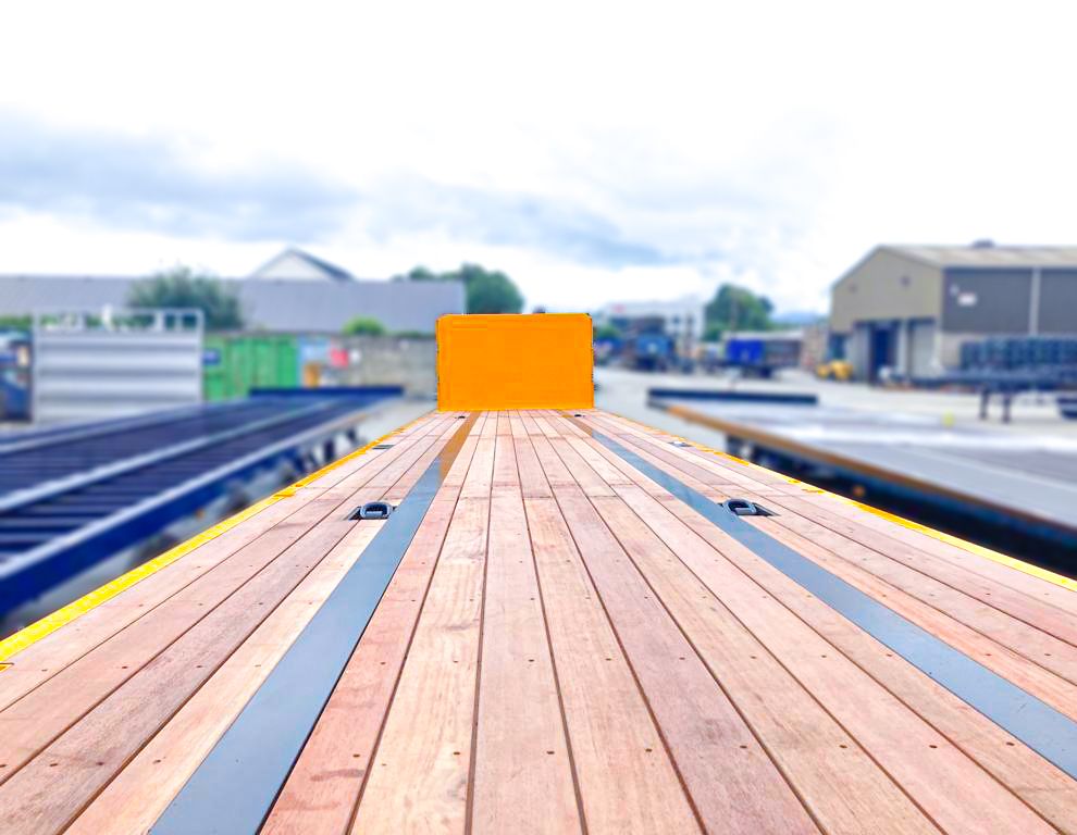 SDCtrailers's tweet photo. Built for versatility. 

SDC’s PSK Platform trailer handles construction materials, machinery, containers and swap bodies with ease.

✅ EN 12642-XL headboard
✅ Fall arrest system
✅ High-grade steel
✅ Custom options available

#SDCTrailers #PSK #RoadTransport https://t.co/uXBf1W8AHq