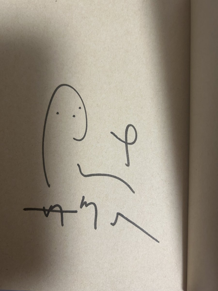 es_uq5's tweet photo. 嬉しすぎる

学校帰りに往復1時間歩いて、目星をつけていた書店へ寄ったら、ひっそり棚に置いてあって感動🥹しかも転の声のサイン本まであって思わずどっちも買ってしまいました。

尾崎さん、転売対策ありがとうございます！大切にします🙏  #クリープハイプ  #尾崎世界観の書かなかったこと日記 https://t.co/5pn3BB0Pki
