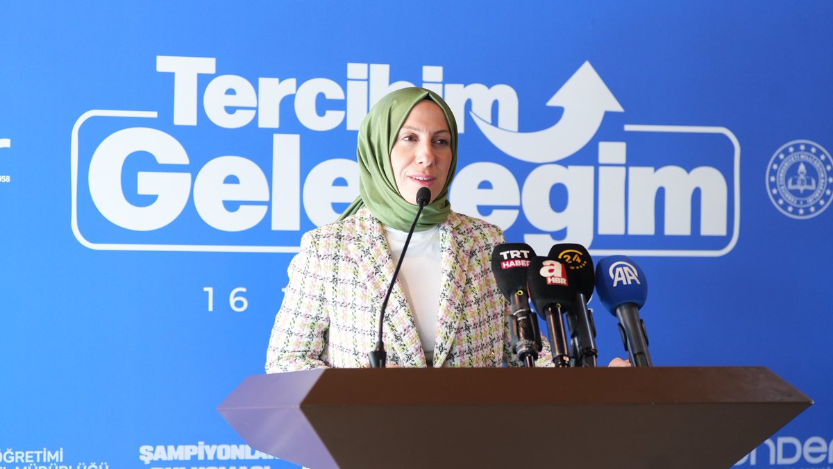 aceylantr's tweet photo. Tercihim Geleceğim 🎯

LGS’de 500 tam puan alarak büyük bir başarıya imza atan imam hatipli şampiyonlarımızla bir araya geldik.

Gençlerimizin heyecanına ve mutluluğuna ortak olduk. Başarılarını umre ziyareti hediyemizle taçlandırdık.

İmam hatip okullarımız her geçen yıl yükselen başarı grafiğiyle gurur kaynağımız olmaya devam ediyor. Sadece şampiyonlarımızla değil, kitlesel başarılarımızla da iftihar ediyoruz. 

Okullarımız; projeleri, sunduğu imkanlar ve nitelikli eğitim anlayışıyla çift kanatlı gençlerimizi geleceğe en güçlü şekilde hazırlıyor, Türkiye yüzyılının vizyoner mimarlarını yetiştirmeye devam ediyor.

Şampiyonlarımızı gönülden tebrik ediyor, başarılarının daim olmasını diliyoruz. ✨

#LGS2026
#TercihimGeleceğim