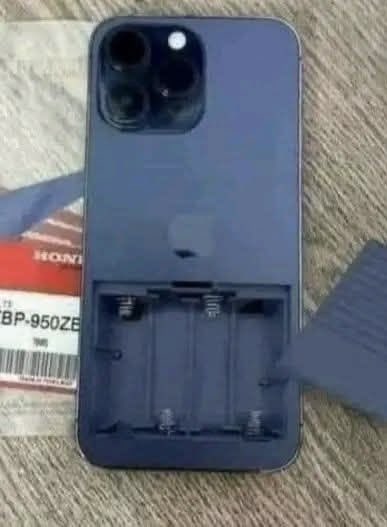 rialsnpur's tweet photo. 蓮見レイア「……まずは、自分のポケットを見てくれないか。各自スマホを支給されているようだ。」

沢渡ココ「ちょっと！？あてぃしのスマホ、乾電池入ってねーじゃん！」 https://t.co/0aJJWX7v1e