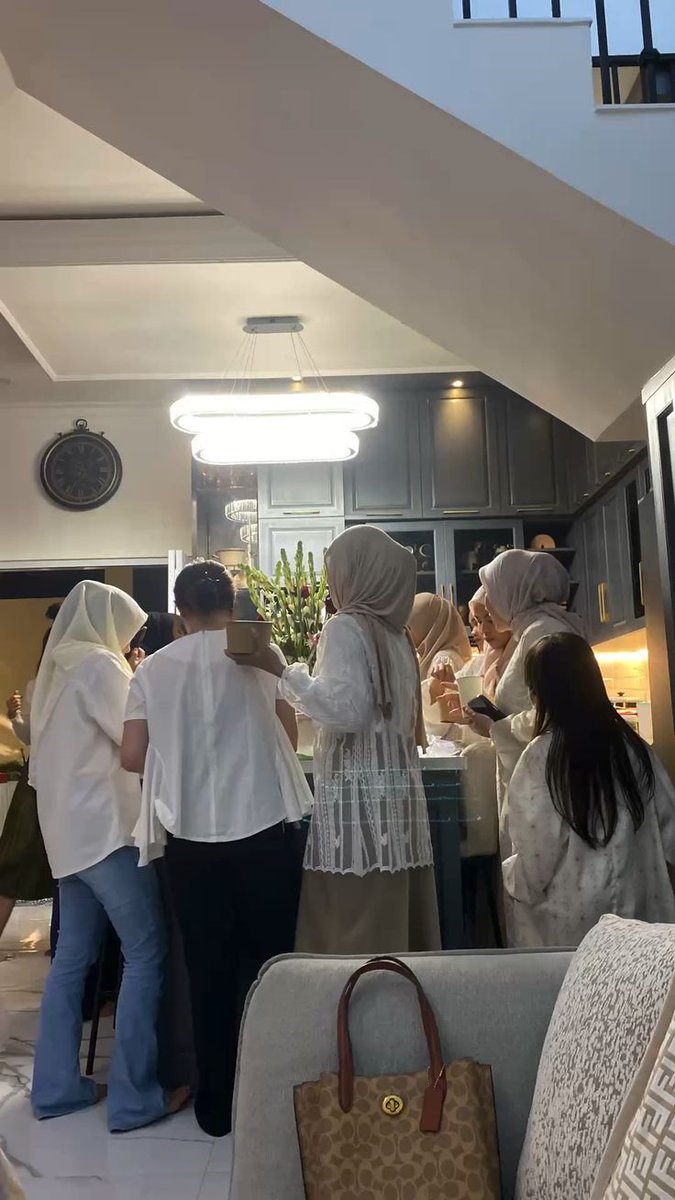 Asunazr's tweet photo. Mertuaku selalu masak dua porsi rendang tiap Lebaran, satu pedas, satu nggak pedas sama sekali.

Yang nggak pedas selalu utuh, nggak ada yang nyentuh, tiap tahun akhirnya kebuang.

Pas Lebaran kemarin iparku nyeletuk, "Bu, ngapain masak yang nggak pedas, kan udah nggak ada yang doyan di rumah ini."

Mertuaku cuma senyum, mindahin panci itu ke belakang. "Nggak apa-apa, siapa tau nanti ada yang nyari."

Aku tahu cerita panci itu dari istriku, yang baru berani cerita tahun ini.

Yang nggak kuat pedas itu kakak pertamanya, satu-satunya di rumah yang lidahnya nggak tahan pedas.

Beberapa tahun lalu kakaknya nikah, ikut suaminya, tinggal di rumah mertuanya di kota lain yang jauh.

Tiap Lebaran dia ngerayain di keluarga suaminya, udah lama nggak bisa pulang.

Yang nggak pedas bukan buat dibuang, tapi biar kalau dia pulang, masakannya udah ada.

Yang bikin dadaku sesak pas nyadar ini:
Semua orang di meja makan itu ngeliat panci nggak pedas sebagai makanan mubazir.

Mereka kira itu cuma kebiasaan lama mertuaku yang sayang dibuang.

Nggak ada yang tau, tiap tahun mertuaku lagi nyiapin tempat buat anak yang lagi jauh dari rumah.

Bukan masakan yang kebuang. Tapi kursi kosong yang dia jaga diam-diam, biar nggak keliatan kosong.

Pas yang lain sibuk salaman, aku sempat bantuin mertuaku di dapur.

Aku beraniin nanya, "Bu, tiap tahun masak yang nggak pedas padahal dia jarang pulang, nggak capek?"
Dia berhenti ngaduk sebentar.

"Capek itu kalau Ibu berhenti masakin. Berarti Ibu udah nyerah dia bakal pulang."

"Selama Ibu masih masak porsinya, Ibu masih punya alasan buat nungguin dia."

Aku nunduk, nerusin nyuci piring, nggak sanggup jawab.

cc : teguhdailyjournal