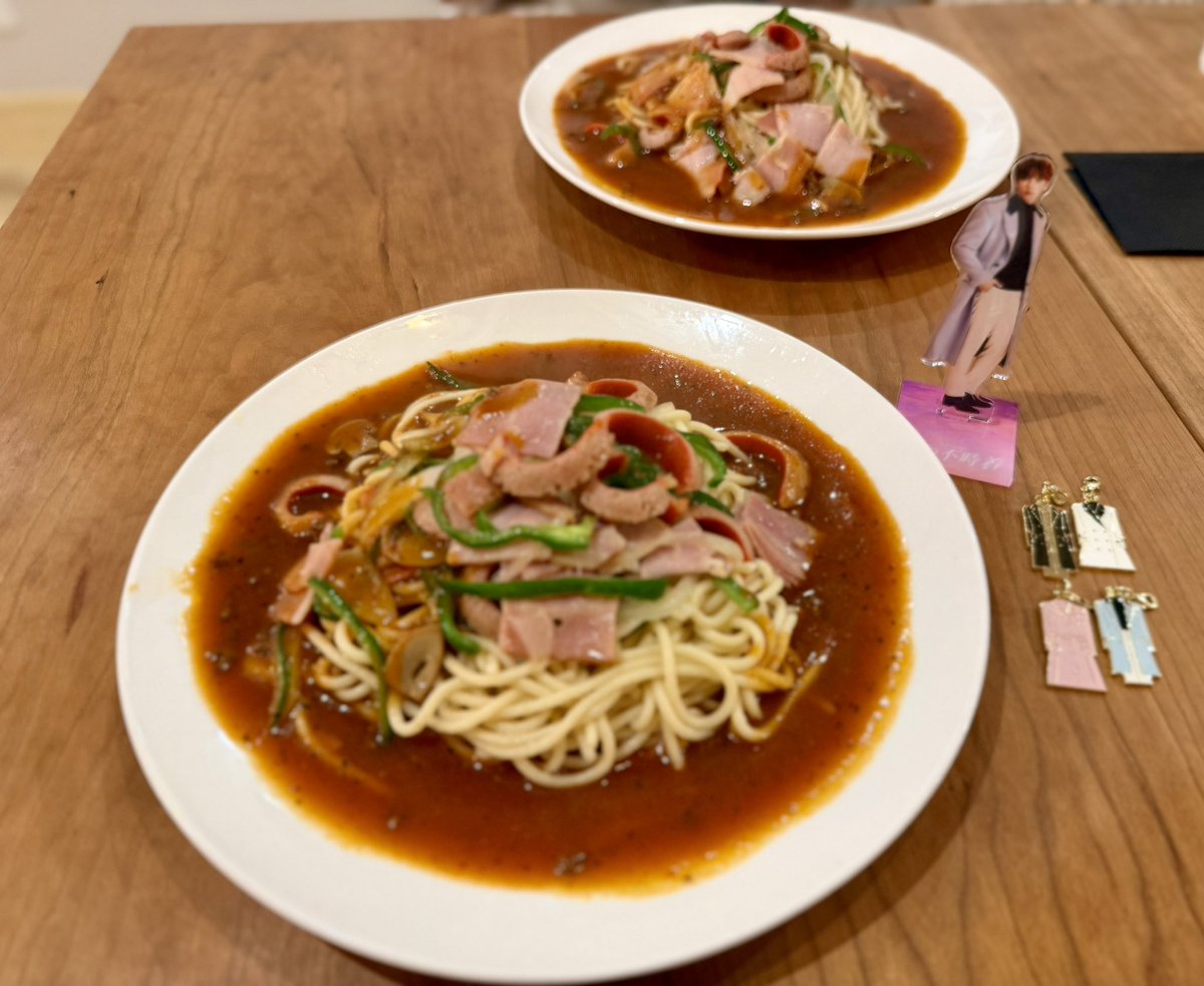 CKazutaluv's tweet photo. カズタ君(のアクスタ)と一緒に、凌輝君プロデュースの「親父のあんかけパスタ」いただきました。黒胡椒がピリッとスパイシーで美味しかった、ご馳走様です🍝
#三山凌輝 #親父のあんかけパスタ #KAZUTA #nSSign
#愛の不時着 #ミュージカル #사랑의불시 https://t.co/rK8GpCBL7u