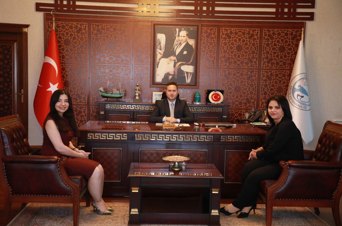 erciskaymakamlk's tweet photo. Fuzul Ev Erciş şube müdürü Sayın Kübra PULAT ve Portföy Yöneticisi  Sayın Nur İNCE, Kaymakamımız Sayın Ahmed ÇELİK’i makamında ziyaret ederek hayırlı olsun dileklerini iletti.
#erciş https://t.co/cQ06rFop1T