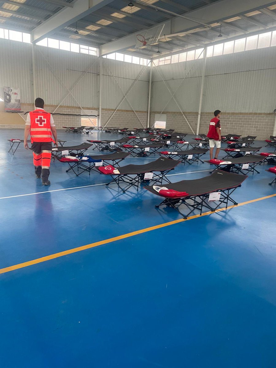 CruzRojaGuada's tweet photo. Preparados para acoger en el albergue acondicionado en el polideportivo de Humanes a medio centenar de menores desalojados de un campamento en el término municipal de Umbralejo.
 #FLaMierla @112clm https://t.co/r3ujGav3S4