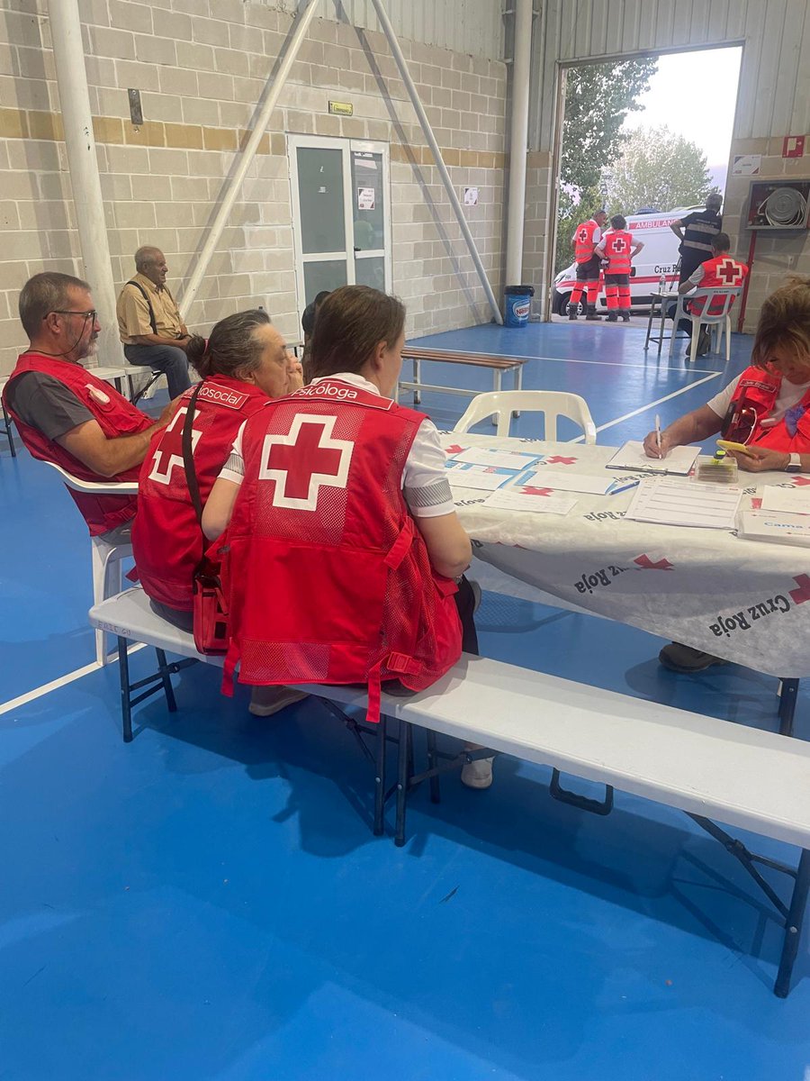 CruzRojaGuada's tweet photo. Preparados para acoger en el albergue acondicionado en el polideportivo de Humanes a medio centenar de menores desalojados de un campamento en el término municipal de Umbralejo.
 #FLaMierla @112clm https://t.co/r3ujGav3S4